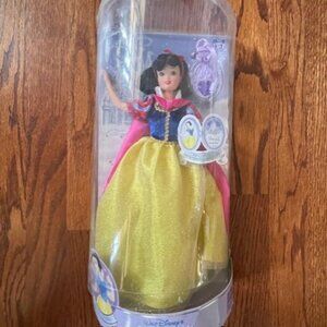 DISNEY PARKS PRINCESS SNOW WHITE DOLL COLLECTION 12'' doll Box is Damage NEW VHF